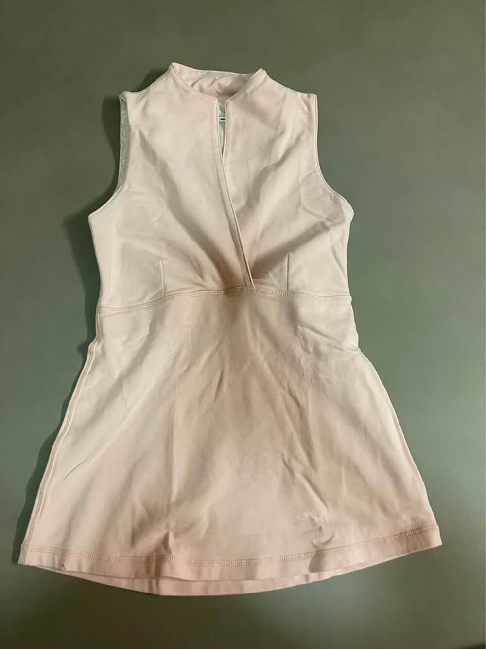 Like New! Lululemon top w/ sports bra (Size 2)
